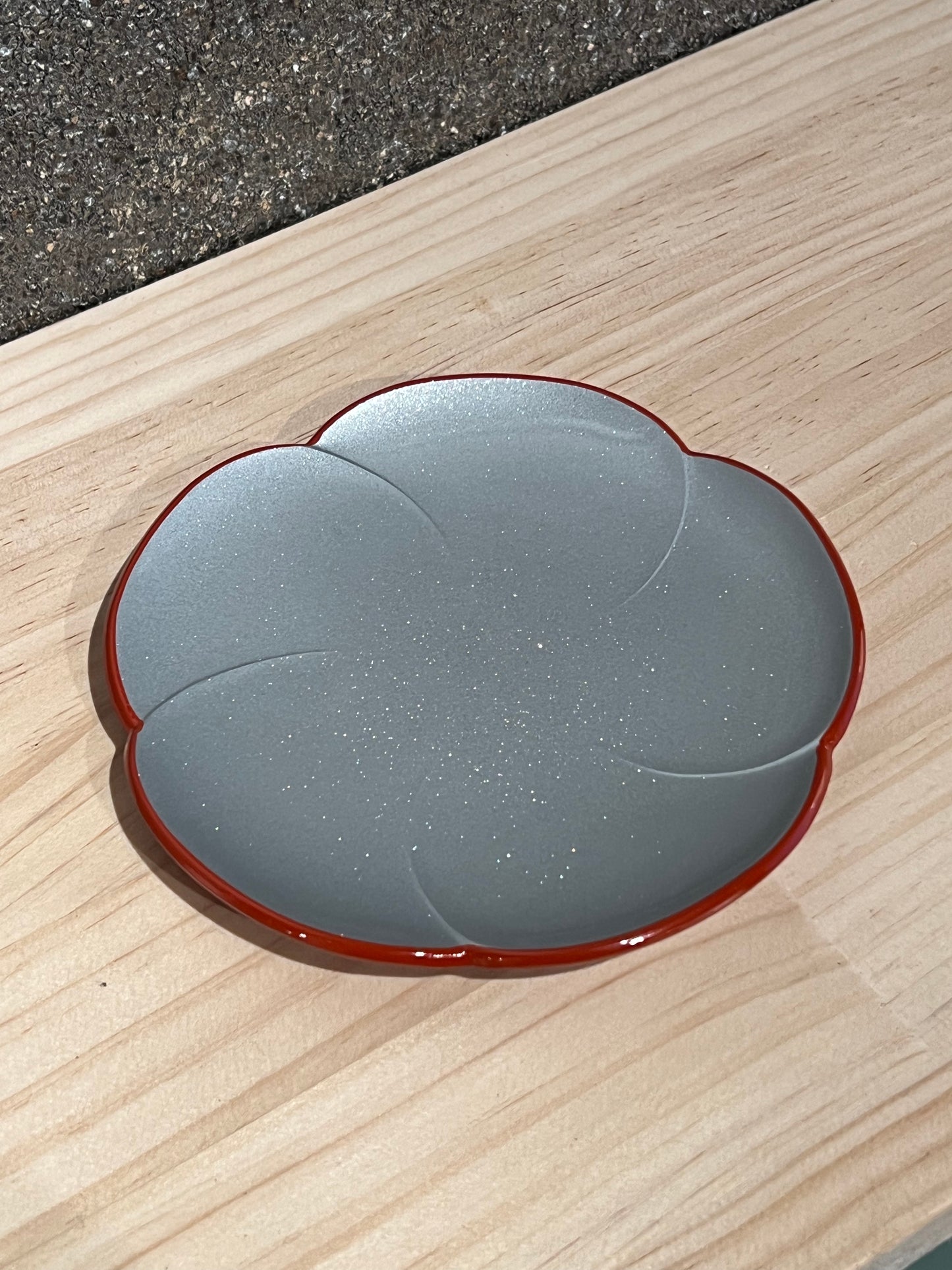 Lacquer Plum-shaped Plate | 井助商店 Isuke sho-ten