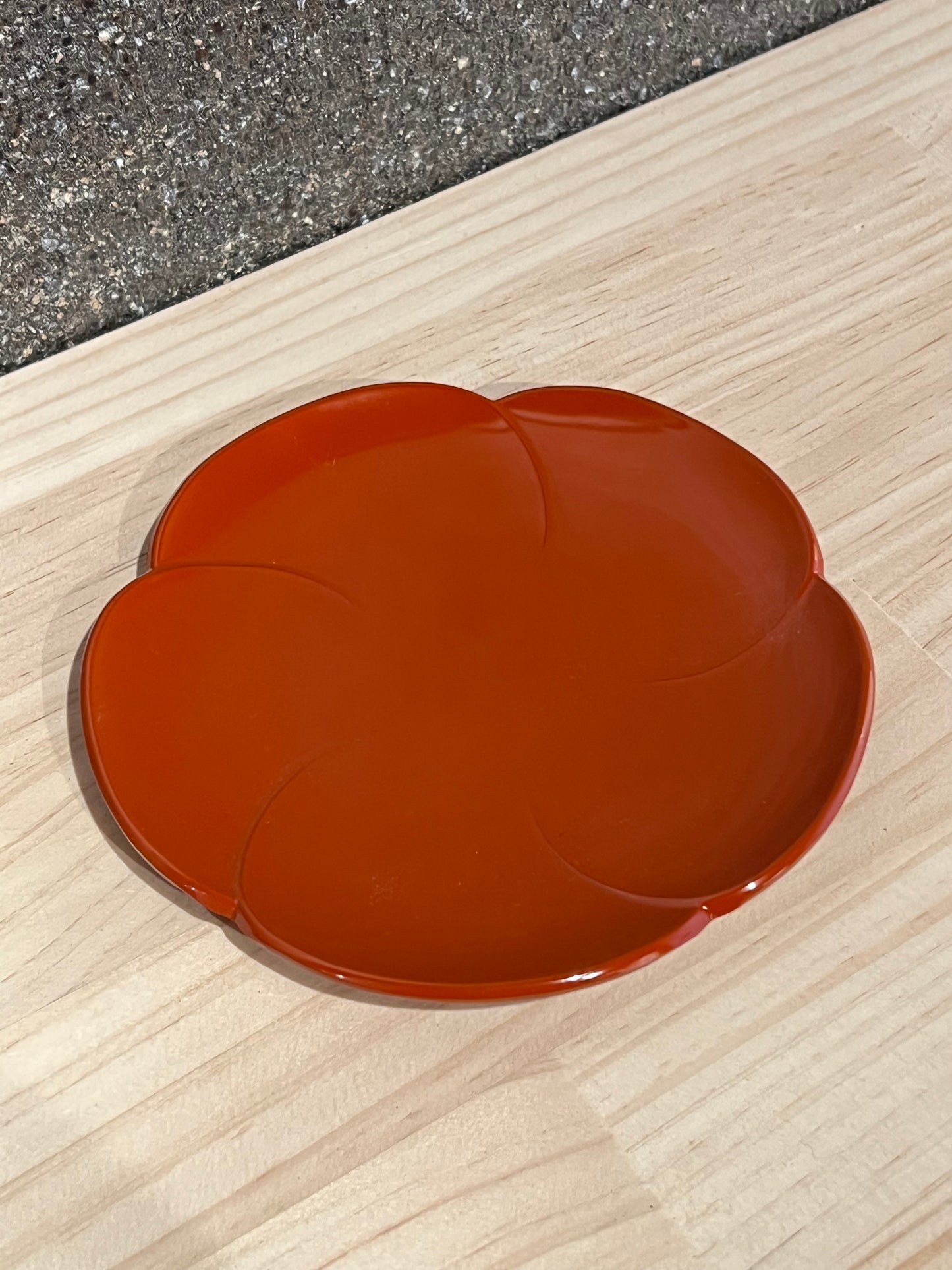 Lacquer Plum-shaped Plate | 井助商店 Isuke sho-ten