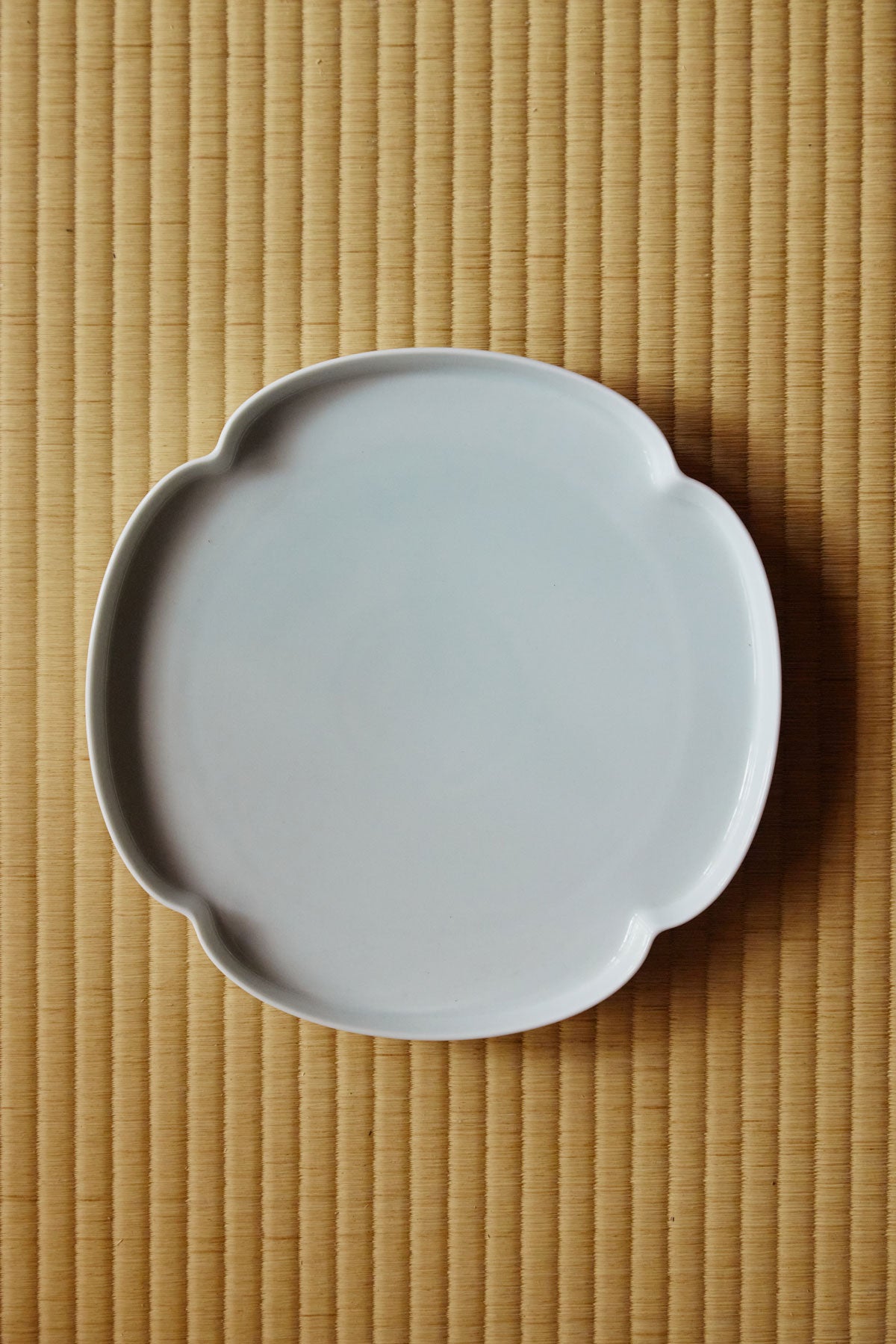 Chaenomeles-Shaped Plate