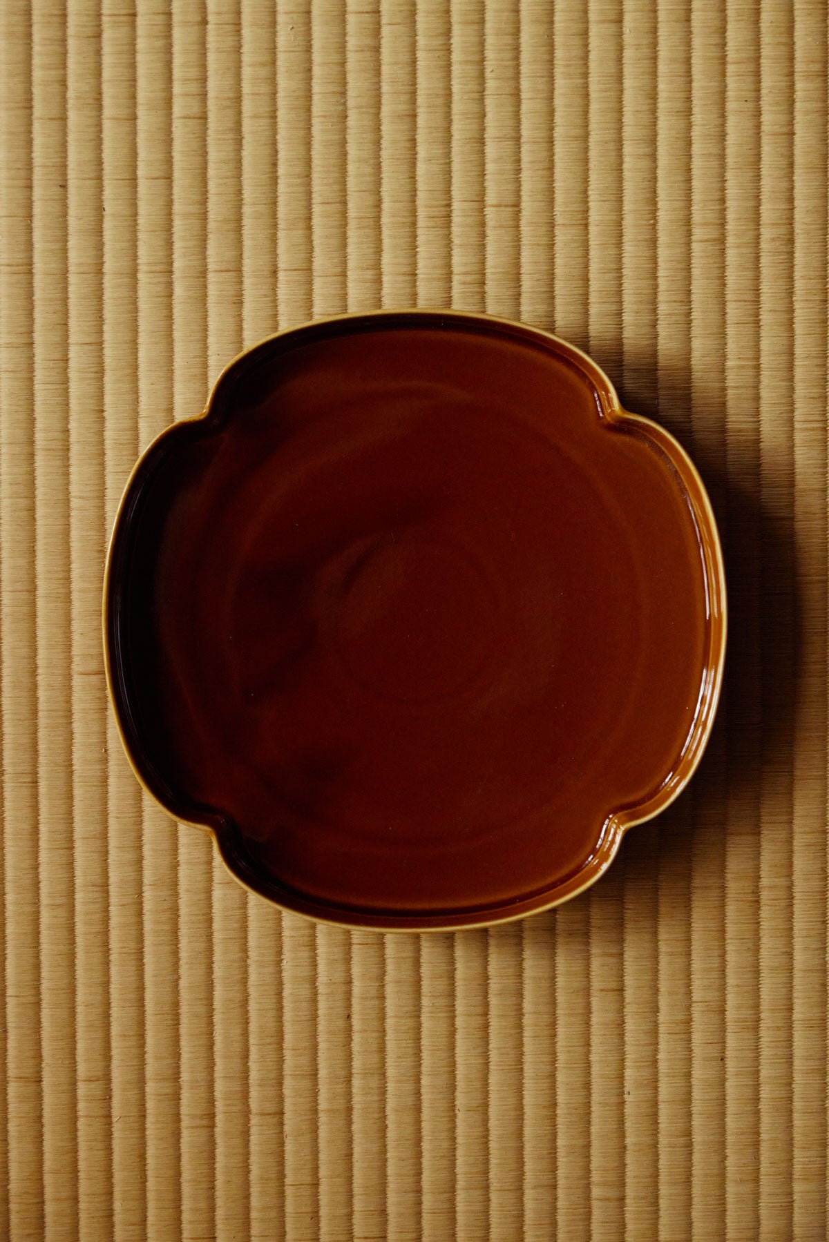 Chaenomeles-Shaped Plate