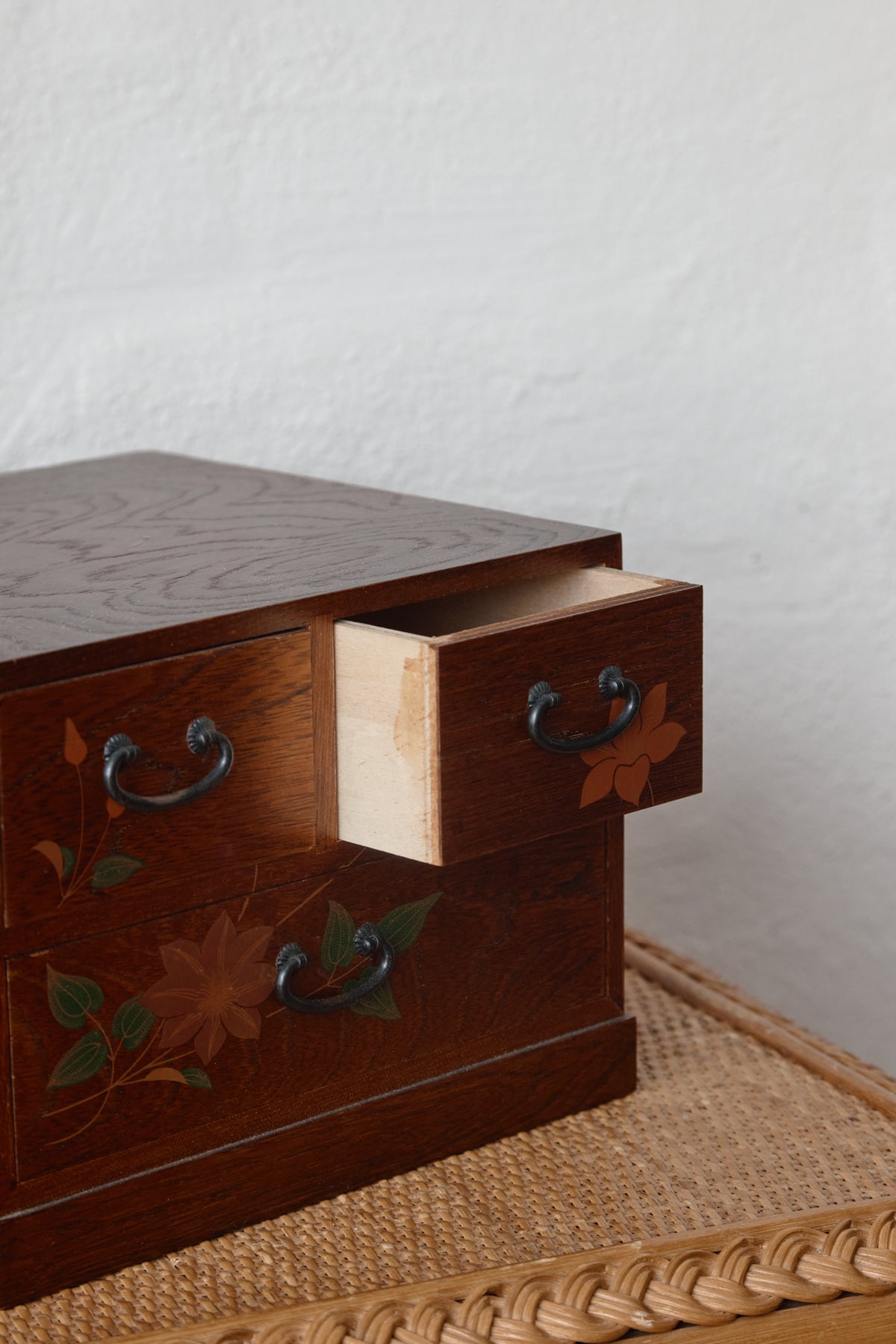 Antique Lacquered Chest 漆塗り棚