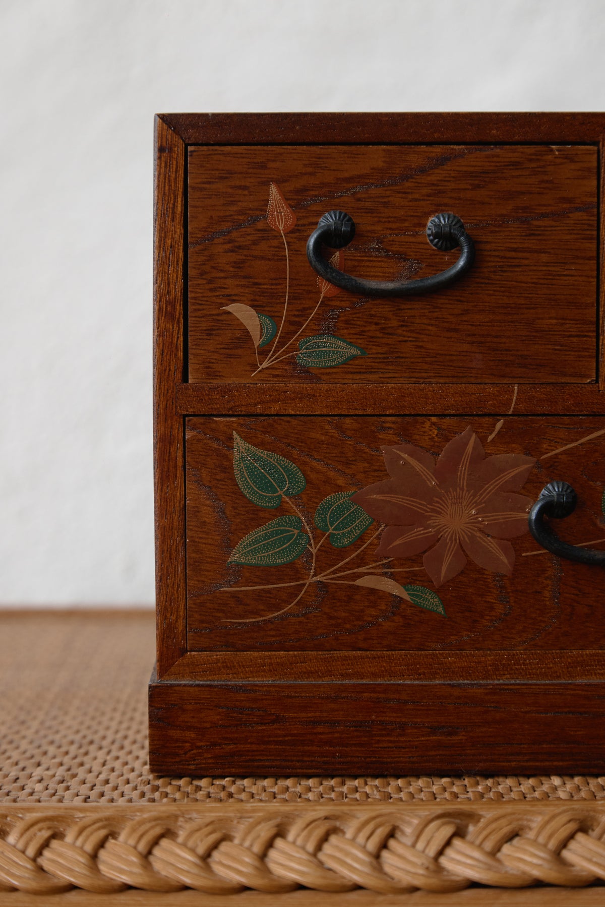 Antique Lacquered Chest 漆塗り棚