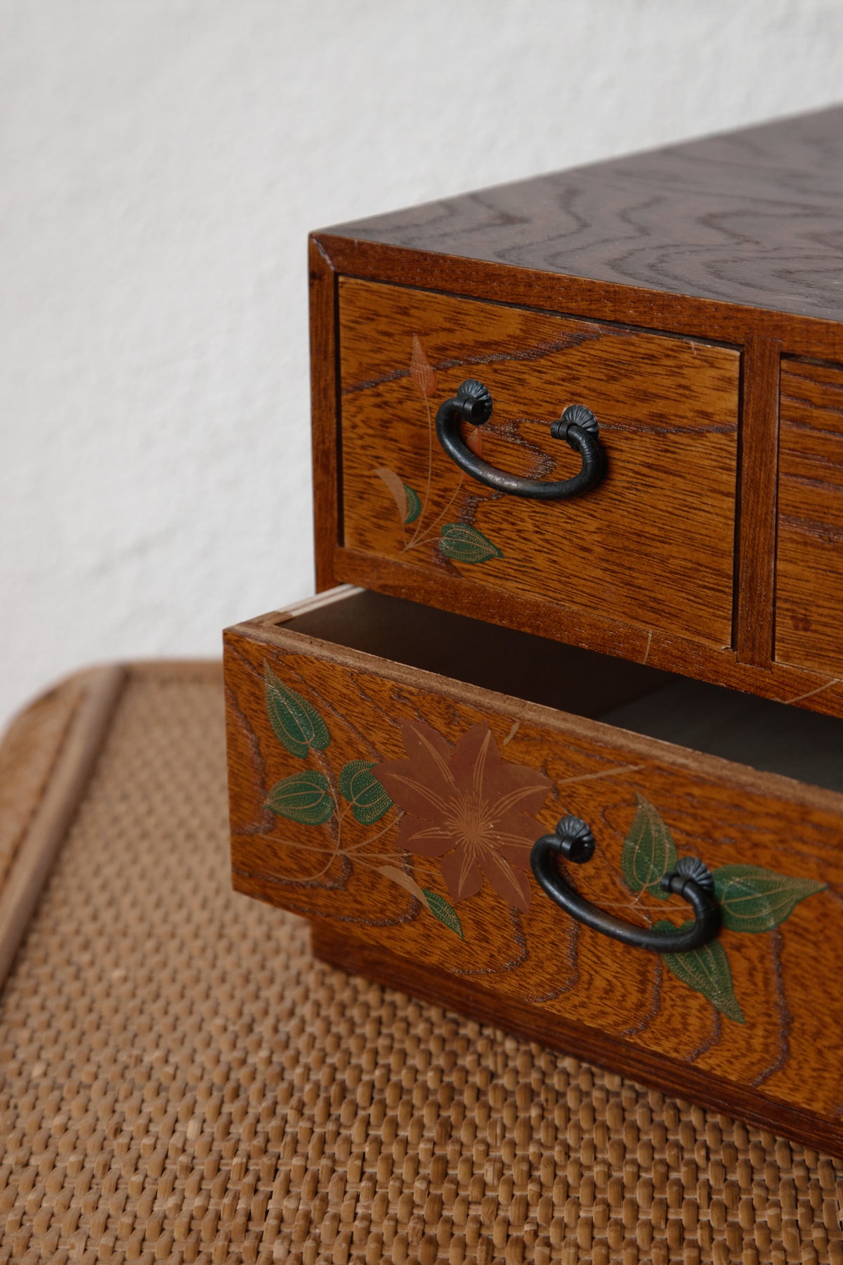 Antique Lacquered Chest 漆塗り棚