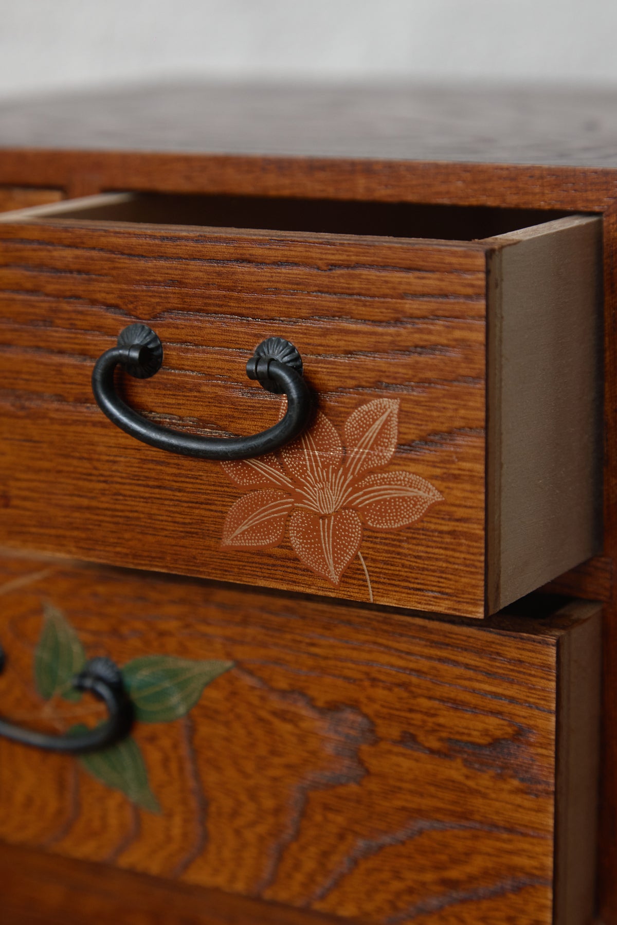 Antique Lacquered Chest 漆塗り棚