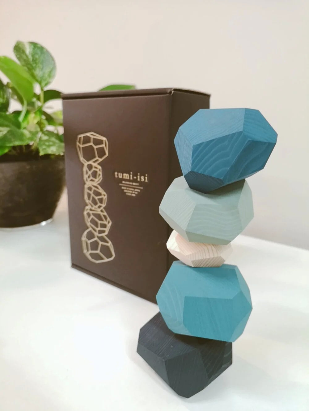 Tumi-isi balancing wooden blocks | BY: Daimon Kanno