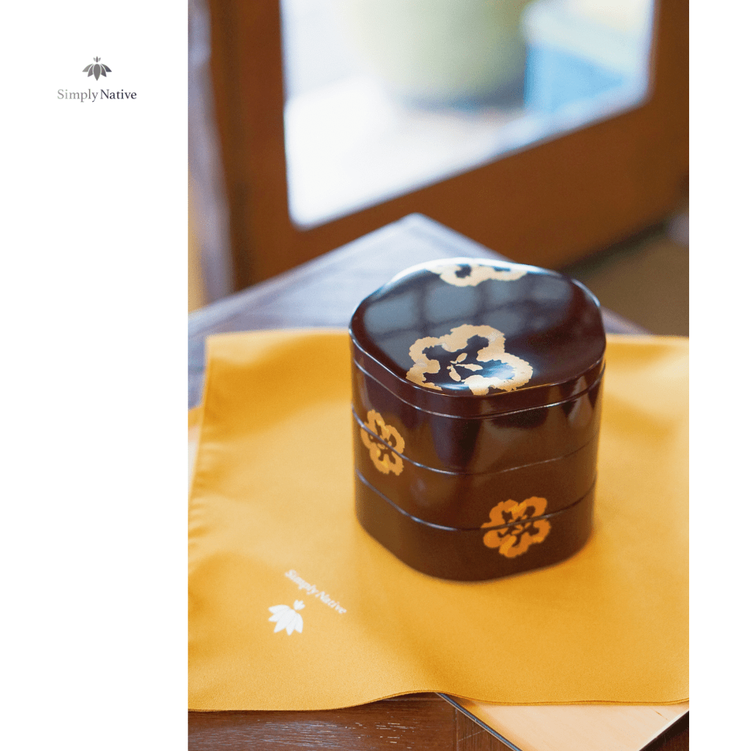 Plum-shaped three-tiered lacquer box (Regular) | Japanese Lacquerware | Isuke sho-ten '井助商店'