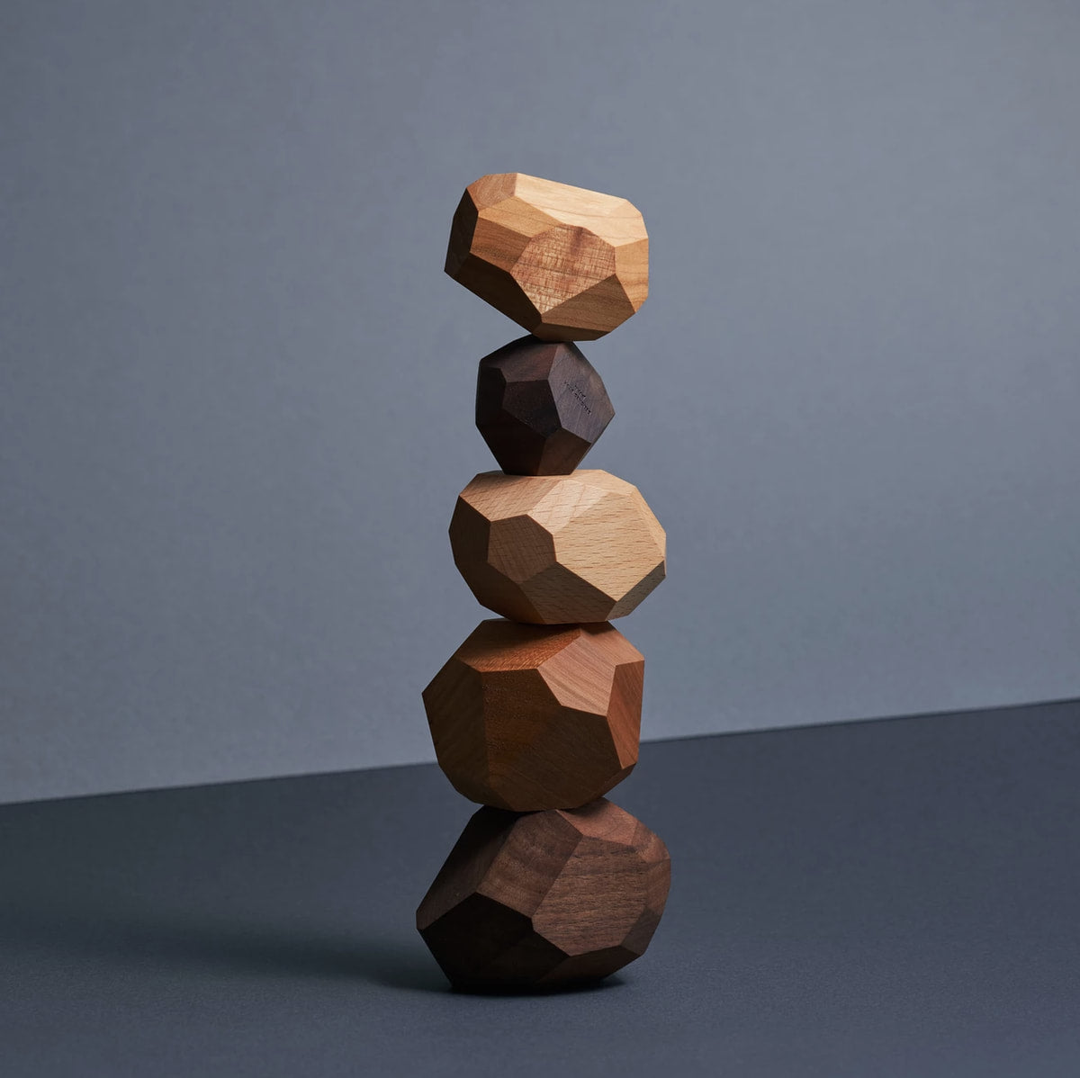 Tumi-isi balancing wooden blocks | BY: Daimon Kanno